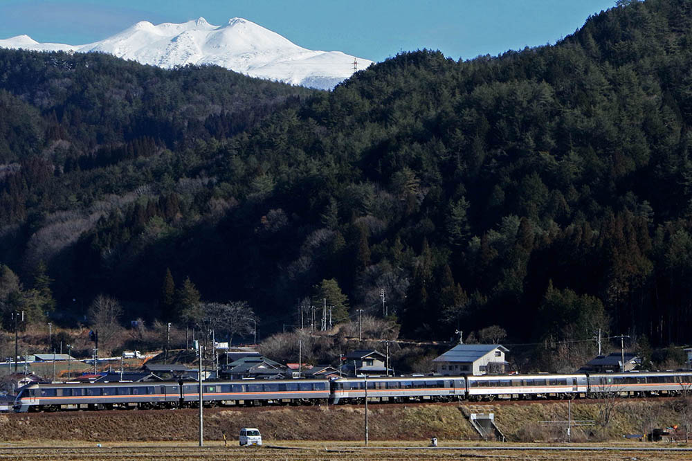 乗鞍岳とワイドビューひだ