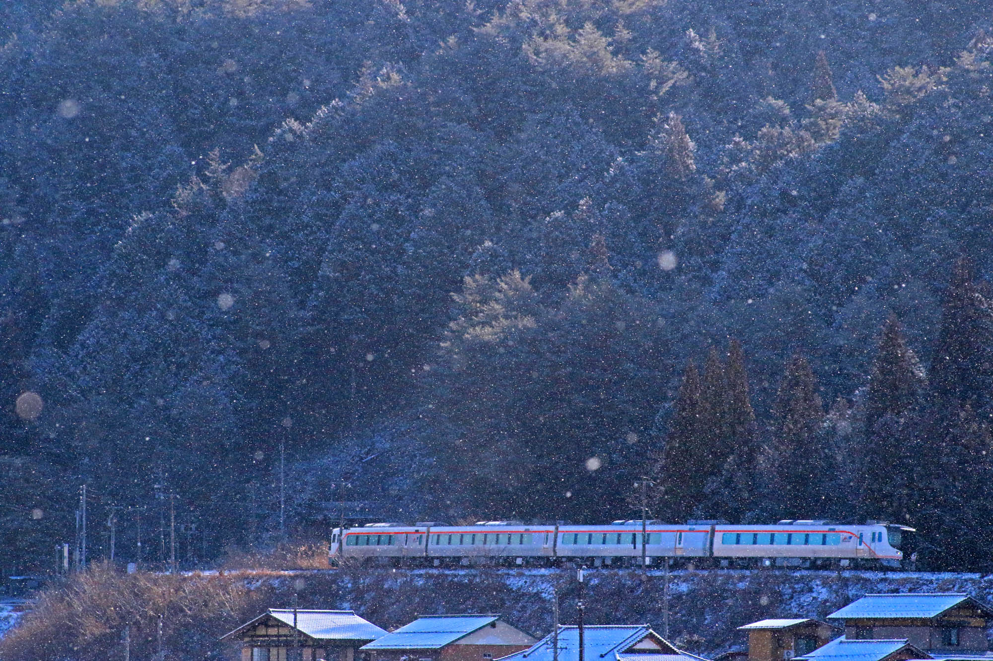 雪がちらつく