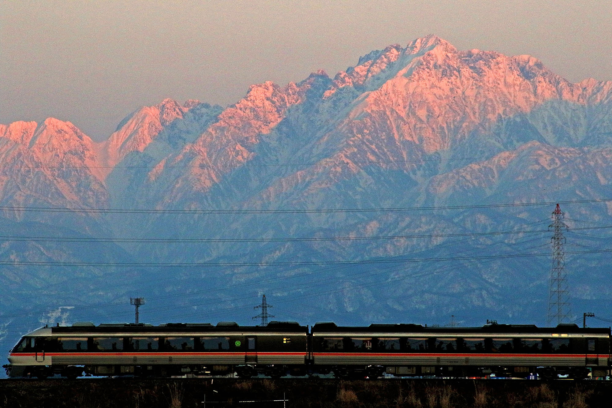 夕日に染まる立山連峰