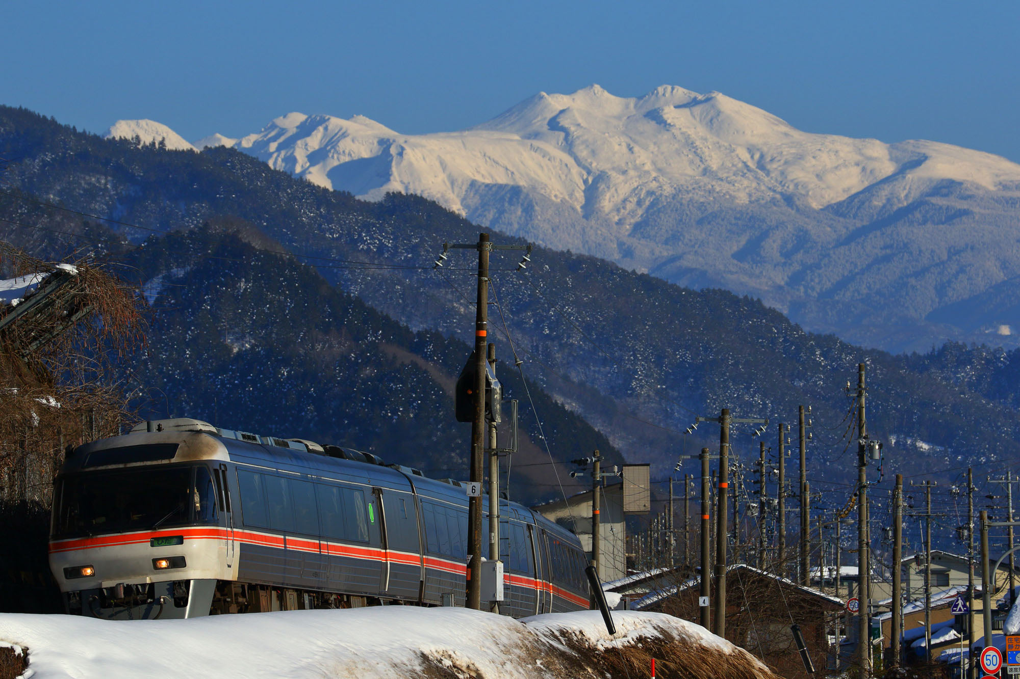 キレイに冠雪した乗鞍岳とワイドビューひだ