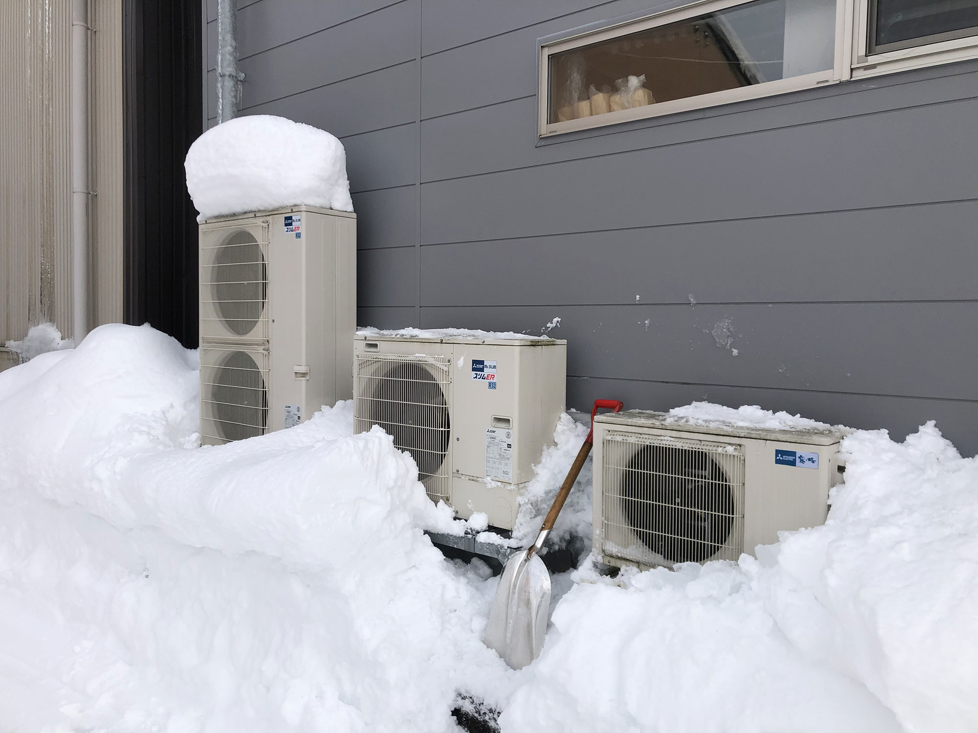 冬の室外機の除雪