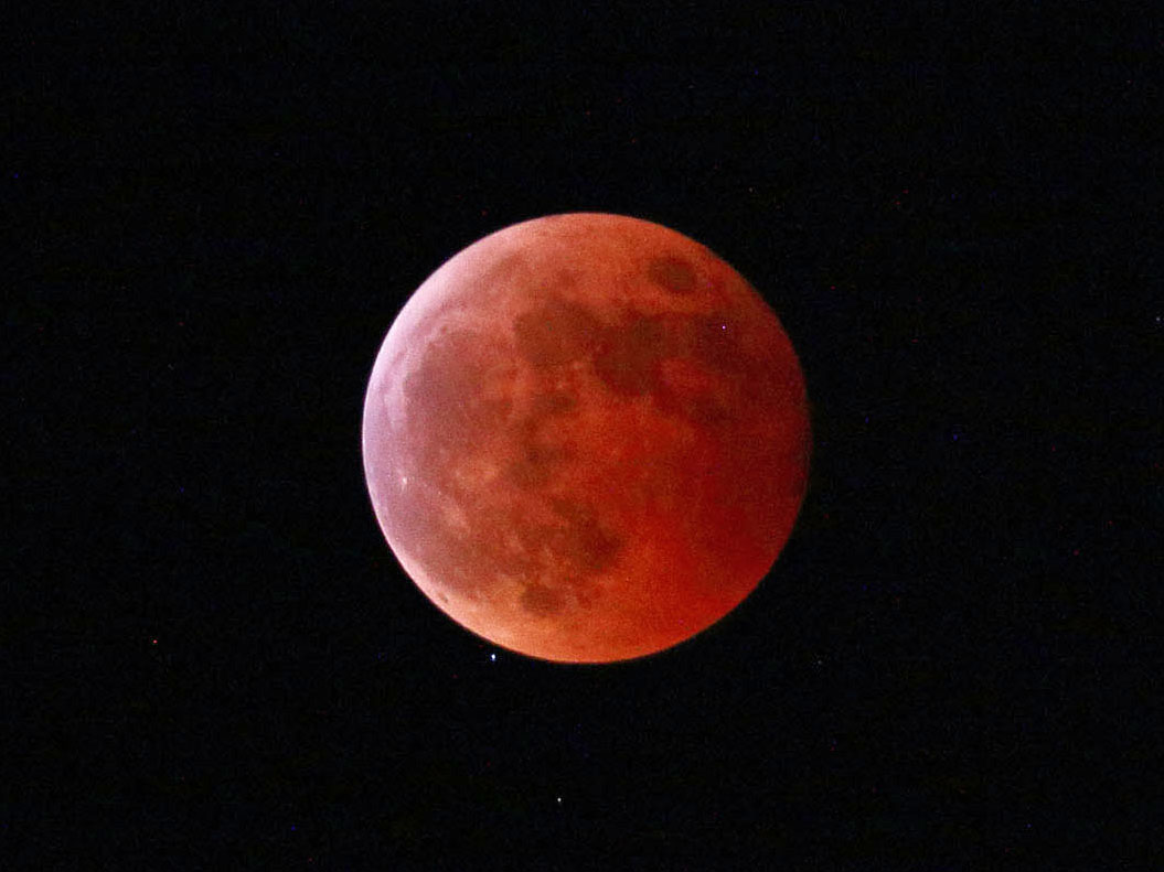 天王星が近づく中での皆既月食