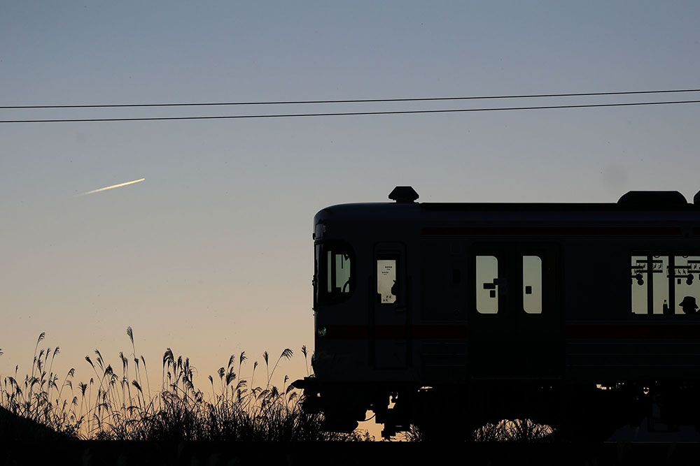 夕焼けと普通列車