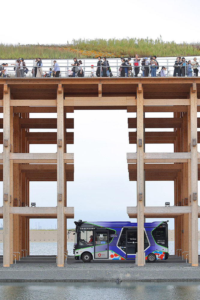 大屋根リングの下を走る自動運転バス