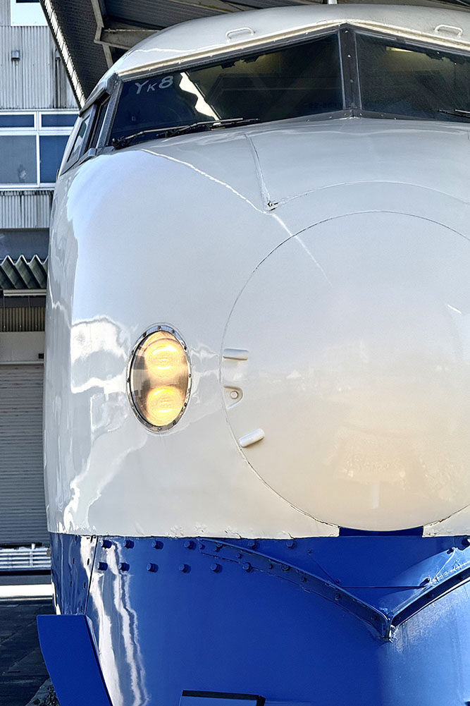 工場の中にある0系新幹線