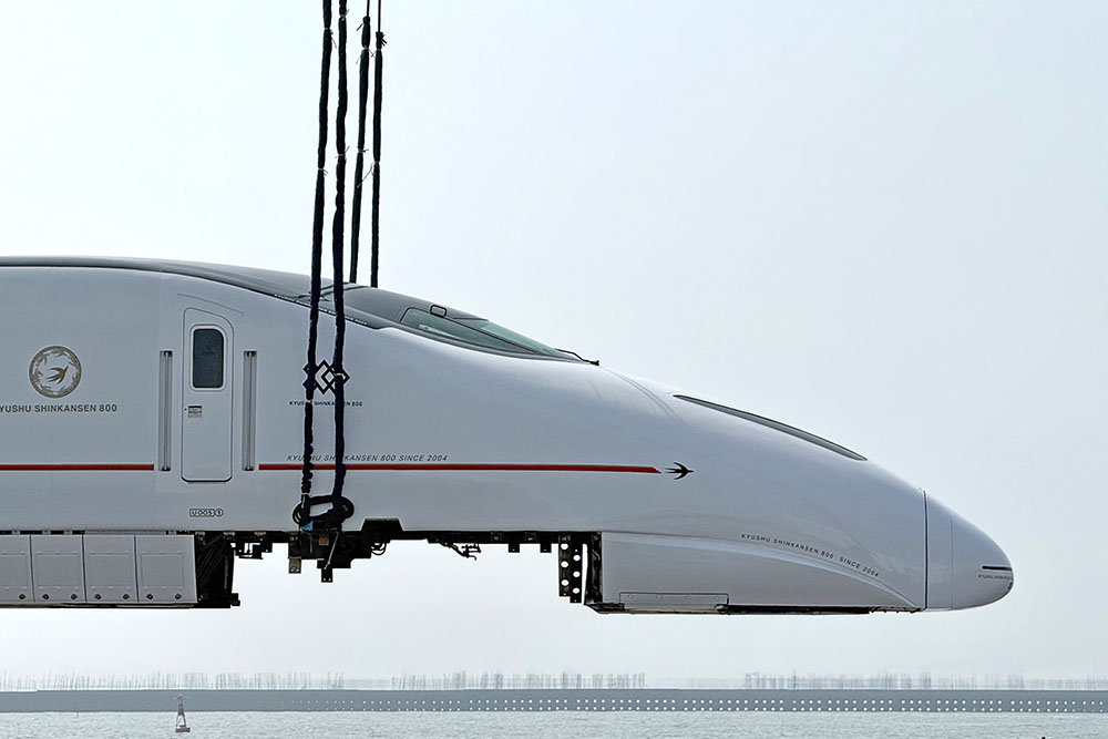 800系つばめ、空を飛ぶ